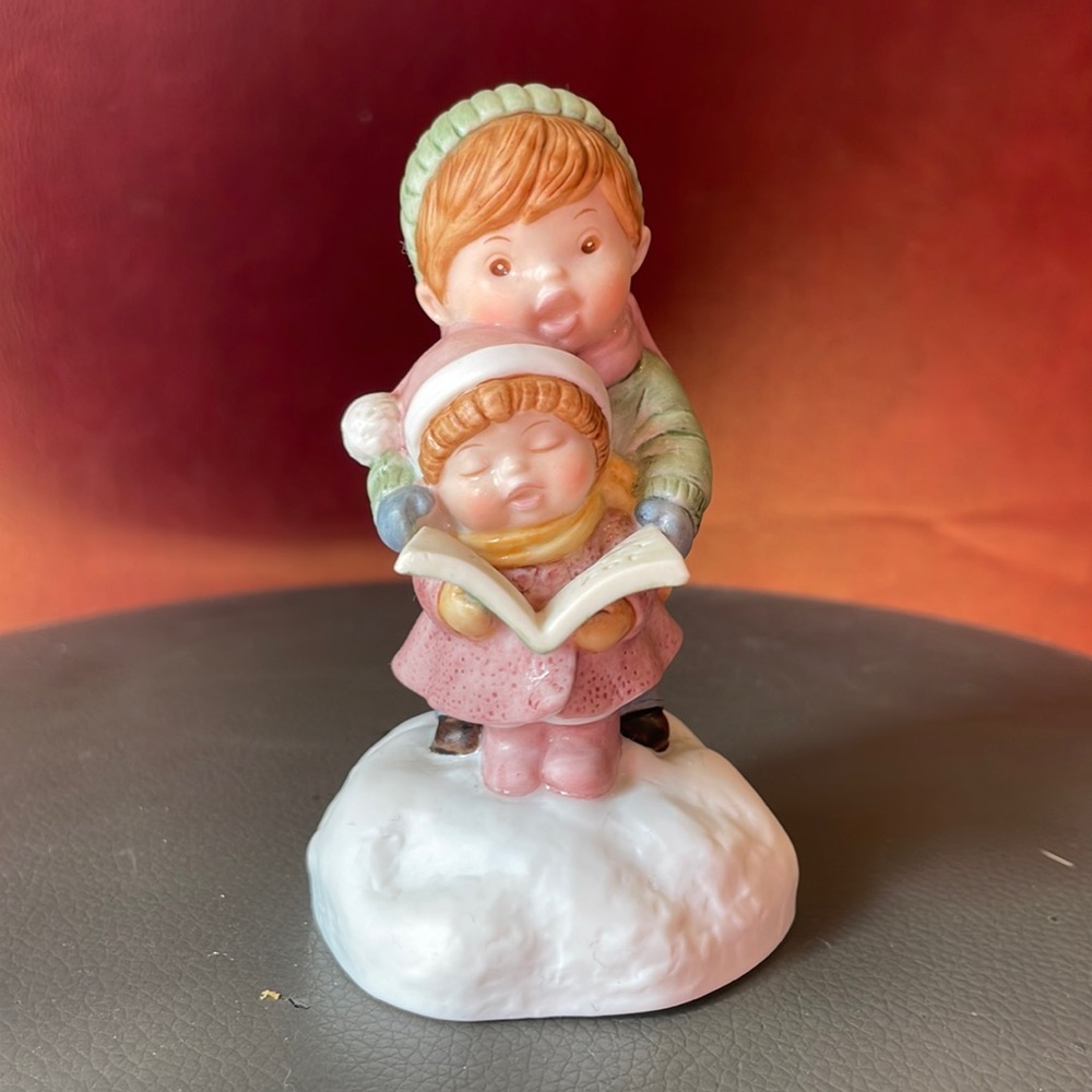 Avon Musical Figurine Christmas Hand Painted Porcelain 1985 “Joy To The World”
